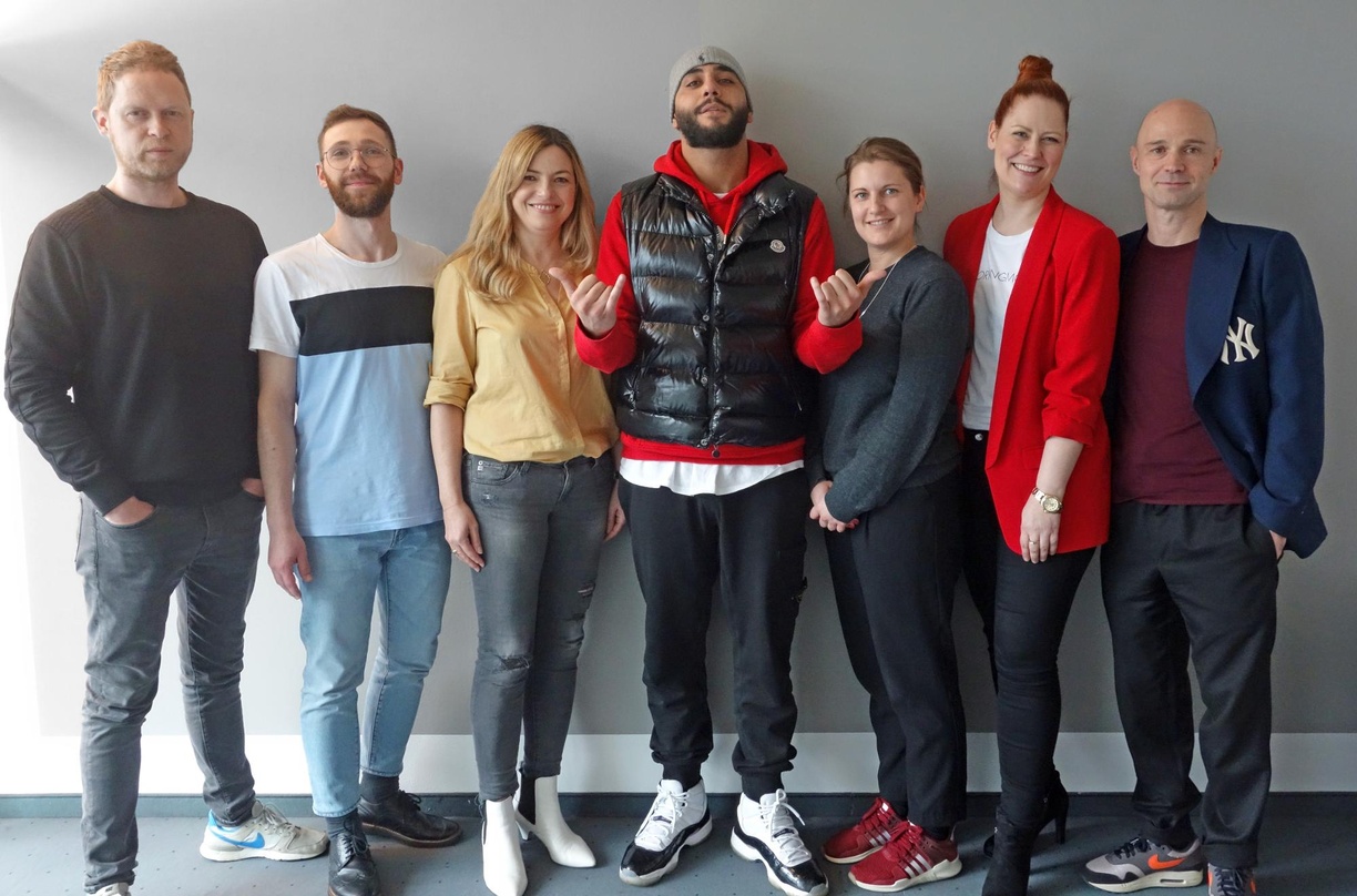 Machten die Zusammenarbeit fix (von links): Thomas Graumann, Paul Hillebrand, Karina Poche, Samra, Sarah Schneider, Alexandra Ziem und Patrick Strauch.
