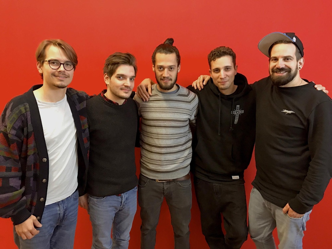 Freuen sich auf gemeinsame Erfolge (von links): Philipp Scholz (Junior Produktmanager Department Musik), Simon Martin (Labelmanager/A&R Department Musik), Finn, Stefan Kraatz (Manager & Pr...