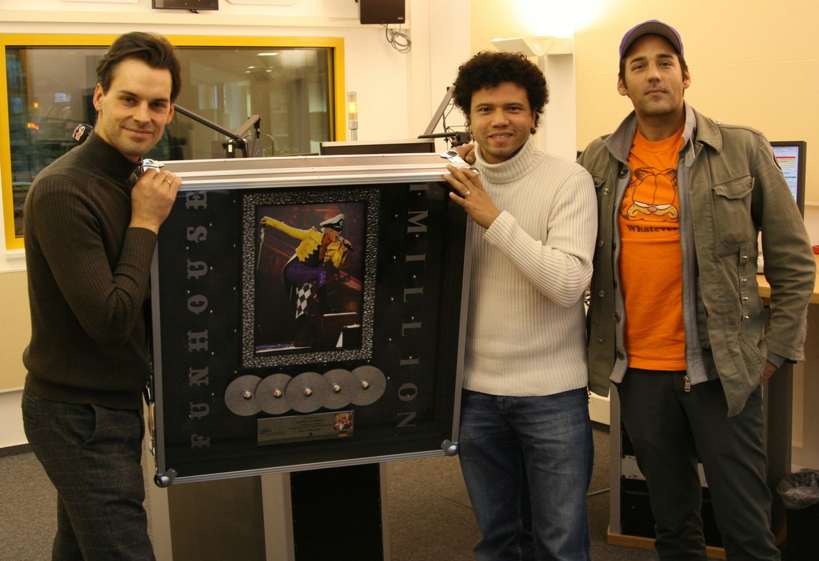 Bei der Verleihung (v.l.n.r.): Florian Ziesmer (Head of Promotion Radio Sony Music), Patrick Morgan (Musikchef & Programmdirektor bigFM Hot Music Radio) und Felix Homeier (Manager Promotio...