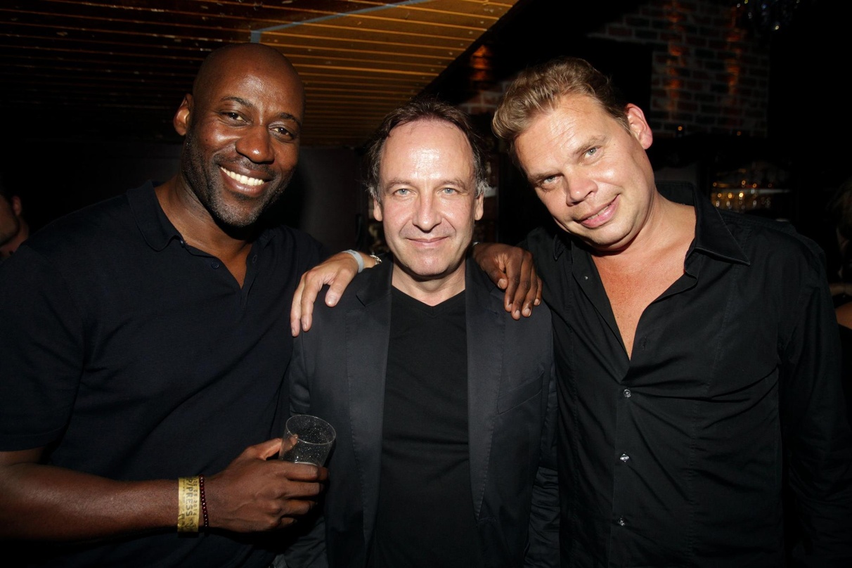 Genossen die erste Universal Music Night beim Reeperbahn Festival (von links): Joe Chiao (Airforce1), Produzent Thorsten Brötzmann und Tom Bohne (Universal Music)