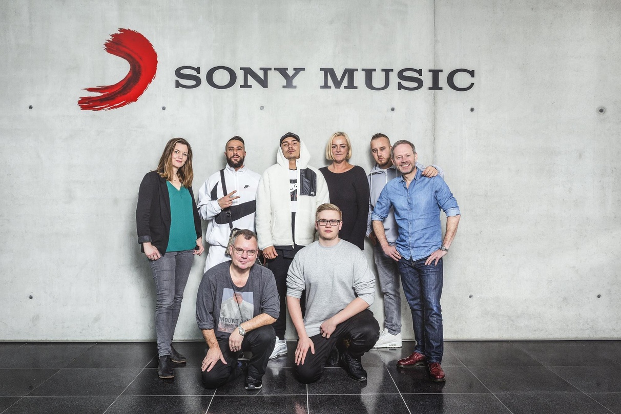 Machen gemeinsame Sache (hinten, von links): Eva Dobel (Labelmanager Distributed Label Division Sony Music), King Khalil (Team Kuku), Capital Bra (Team Kuku), Ute Fünfkirchler (Vice Presid...