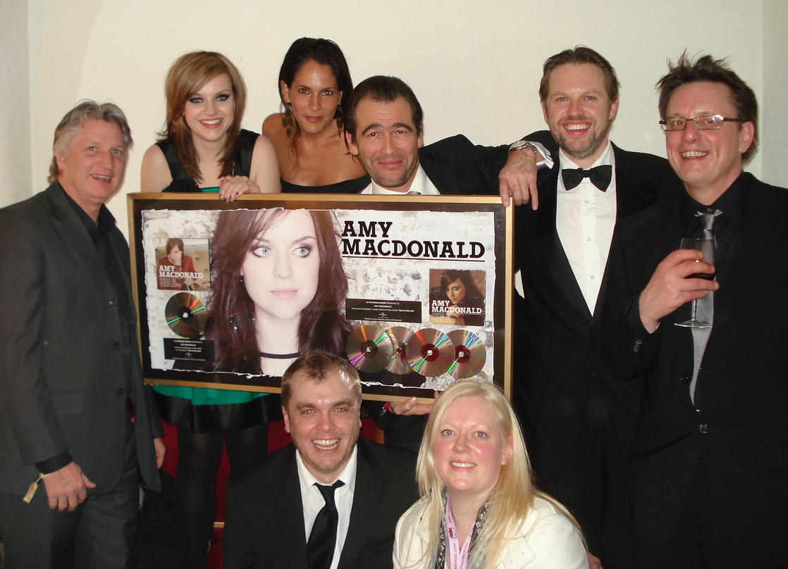 Platinverleihung bei den Swiss Music Awards: Amy MacDonald und Universal||Bei der Preisverleihung im Zürcher Kaufleuten trafen sich zur Edelmetallverleihung (hinten, v.l.n.r.): Jean-Marie ...
