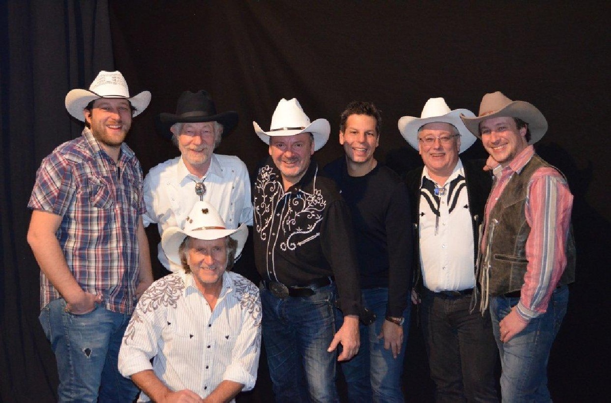 Arbeiten nun zusammen (von links): Chris Kaufmann, Teddy Ibing, Andreas Cisek (alle Truck Stop), Ken Otremba (Geschäftsführer Telamo), Knut Bewersdorf, Tim Reese sowie (vorn, kniend) Uwe L...