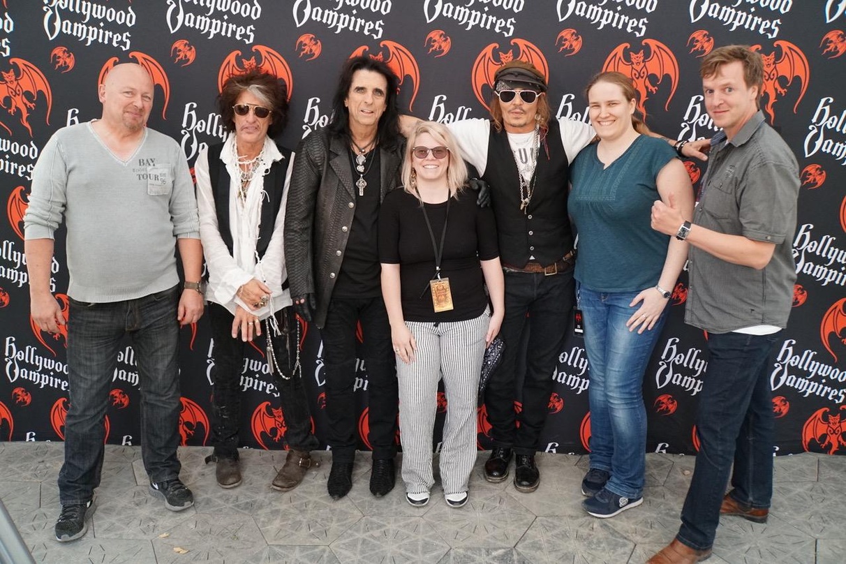 Vor dem Tollwood-Konzert (von links): Heinz Preisch (Paco Agency), Joe Perry (Hollywood Vampires), Alice Cooper, Helene Sperling (Paco Agency), Johnny Depp (Hollywood Vampires), Karina Kah...