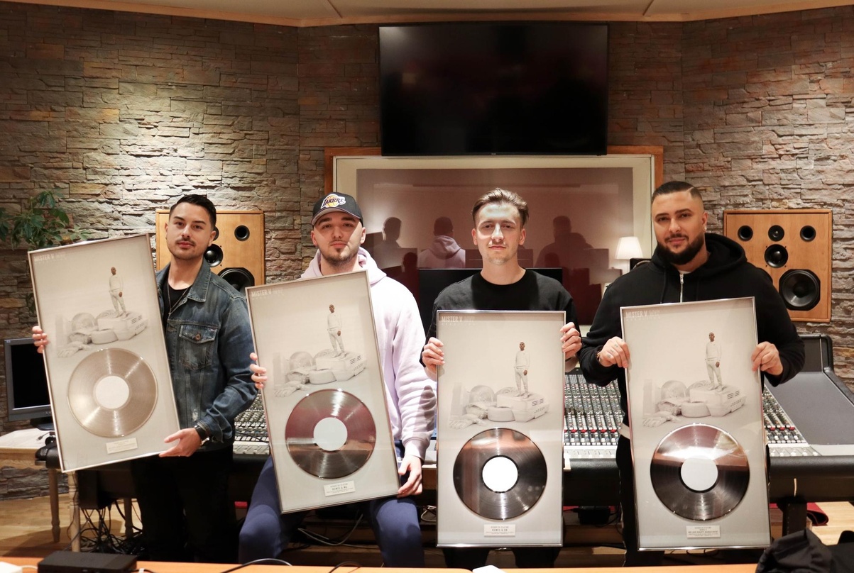 Bei der Awardübergabe (von links): Mike Buck (CEO und Head of A&R No Love), M6 (Produzent), DR (Produzent) und Niza (CEO No Love)