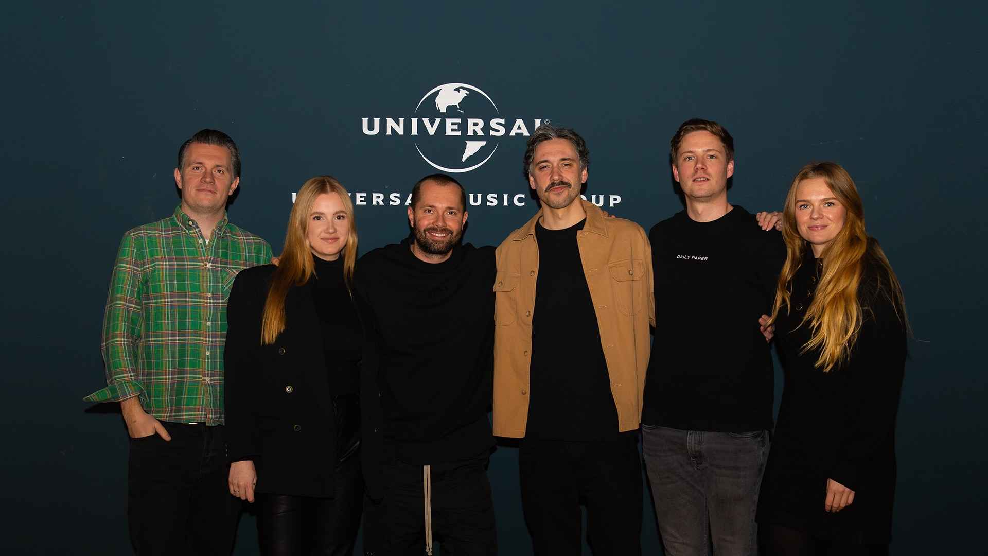 14750b94 fc14 4afa b1c7 67de2ed10923 Verkünden weitere Zusammenarbeit (von links): Thomas Vidovic (Managing Director UMPG Germany), Karina Hanschke (Manager A&R UMPG Germany), David Puentez, Patrick Pitz (Director A&R UMPG Ge...