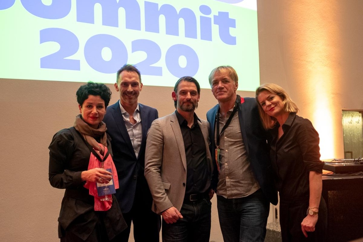 148b8ef954d23f73483aa6e9c7d02c3fbbb995332ba74a06a7830dc3789caa68 Zwischen den beiden Konferenztagen beim Pop Summit 2020 trafen sich Veranstalter und Förderer bei einem Empfang im Kölner Rathaus, mit dabei (von links): Andrea Rothaug (BV Pop), Manfred J...
