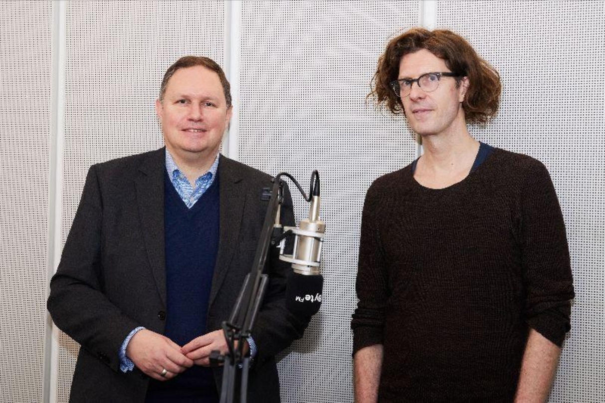 Freuen sich über den UKW-Start von ByteFM (von links): Carsten Brosda (Senator für Kultur und Medien) und Ruben Jonas Schnell (Gründer ByteFM)