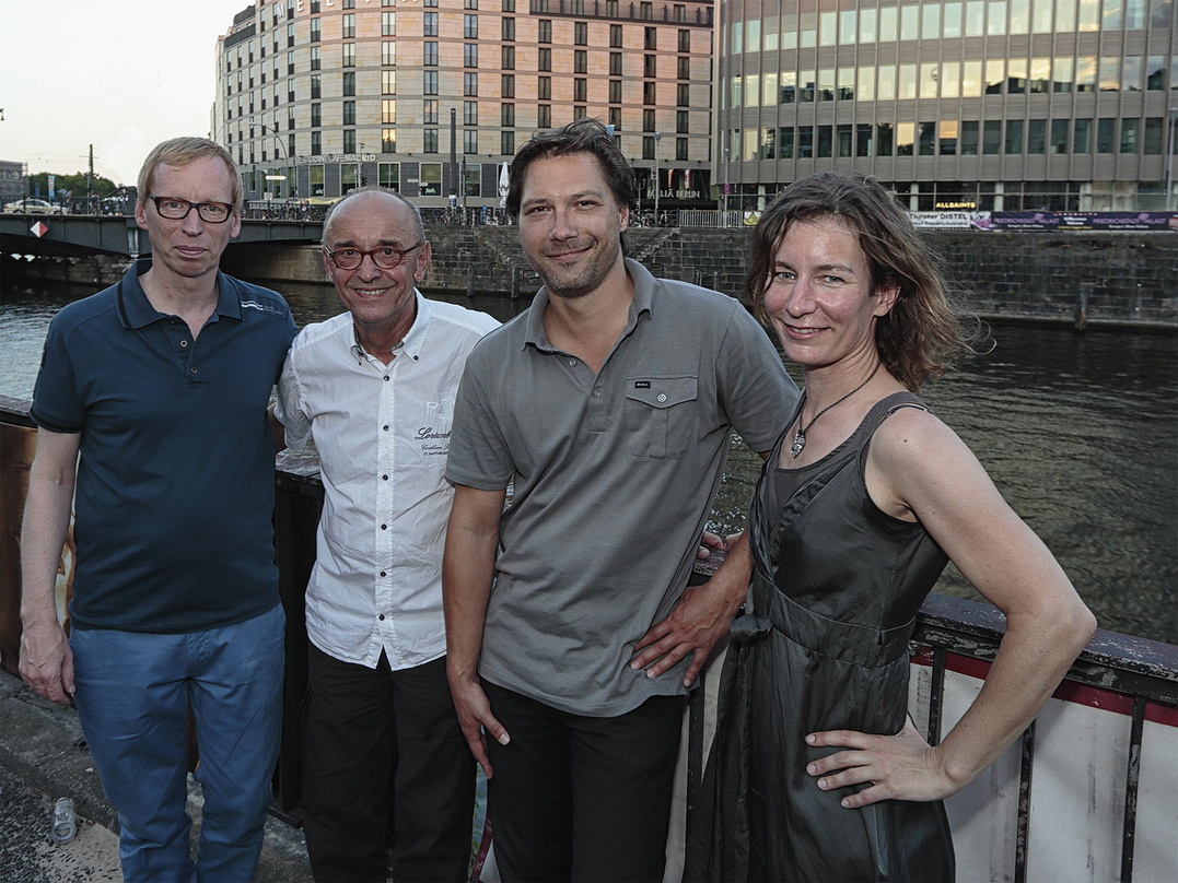 Unterzeichneten einen Vertriebsdeal (von links): Dirk Mahlstedt, Tibor Nagy, Markus Siebert und Alisa Wessel