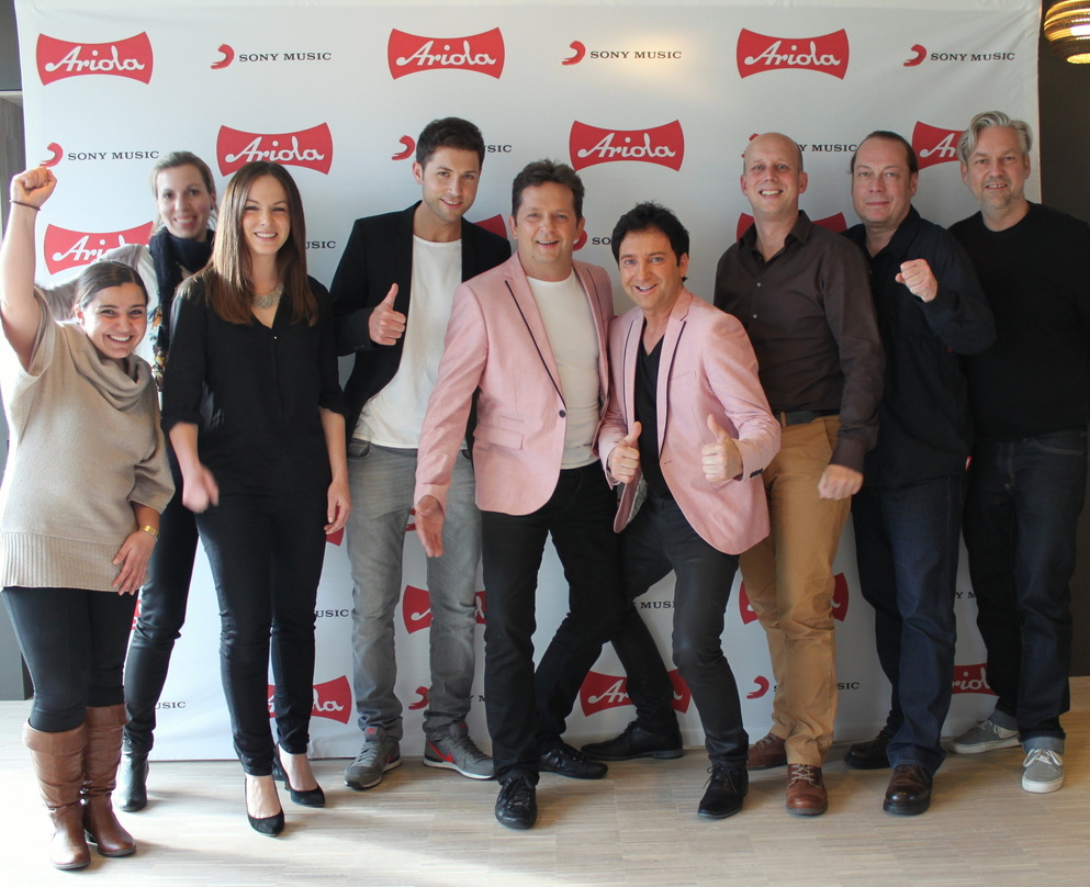 Feiern den Charts-Sieg (von links): Daniela Cipolla (Promotion-Koordination AOR), Anne Stegmaier (Director Marketing AOR), Caroline Wetzel (Product Manager AOR), Andreas Ferber (Manager), ...