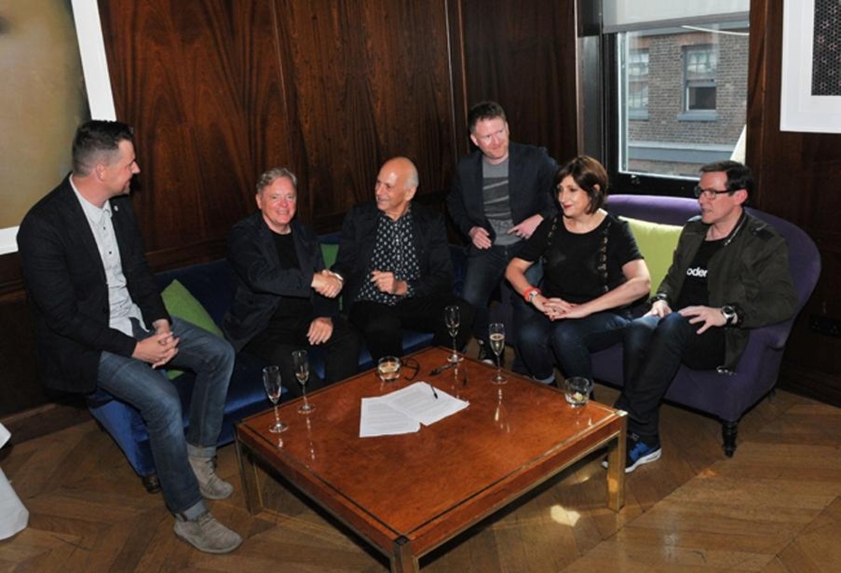 Trafen sich zur Vertragsunterzeichnung in London (von links): Tom Chapman, Bernard Sumner (beide New Order), Daniel Miller (Mute), Phil Cunningham, Gillian Gilbert und Stephen Morris (alle...