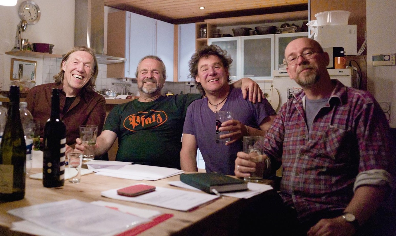 Besiegelten den Vertrag (von links): Nosie Katzmann mit den Anonyme Giddarischden Thomas "Edsel" Merz, Roman Nagel und Michael David Lange