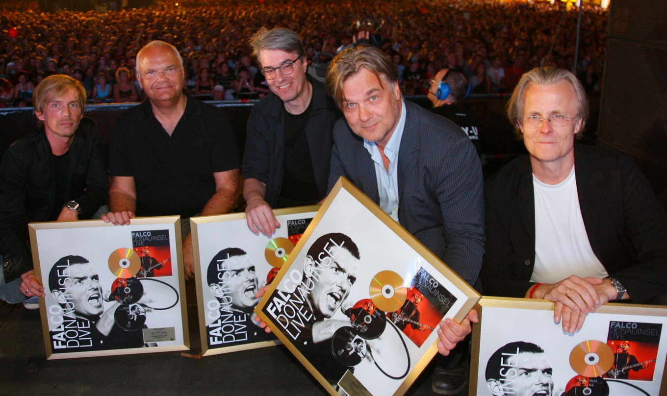 Bei der Verleihung (v.l.n.r.) Klimek, Kopietz und die Falco-Musiker