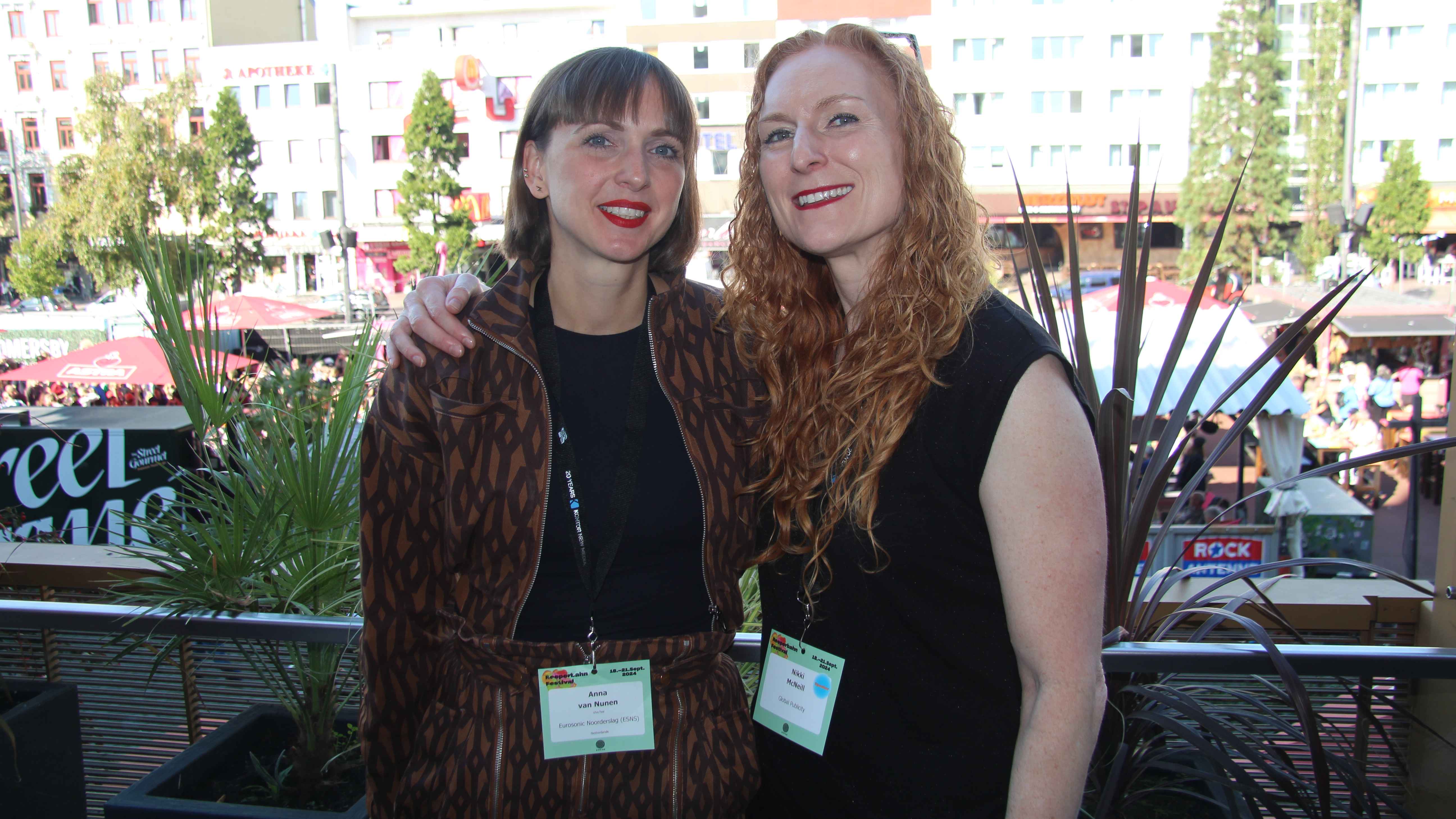 Warben beim Reeperbahn Festival für die MME Awards: Anna van Nunen  (links, General Manager ESNS) und Nikki McNeil (Managing Director Global Publicity).