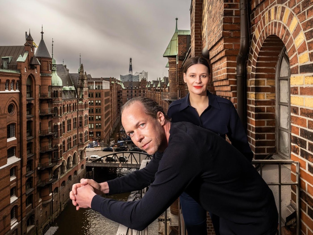 Steuern von Hamburg aus Warner Music Central Europa: Fabian Drebes und Doreen Schimk