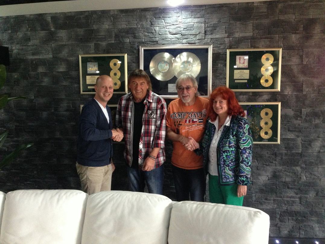 Neue Partner (von links): Manfred Rolef (Vice President Ariola GSA), die Amigos Bernd und Karl-Heinz Ulrich sowie Elisabeth Angerer (Head Of A&R Ariola)