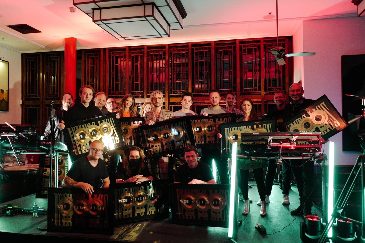 Bei der Awardübergabet (hinten, von links): Mark Becker (Writer & Producer), Claudio Marselli (Writer), Fiete Klatt (Vice President A&R Epic), Lasse Franzen (Management Vize), Leony (Write...