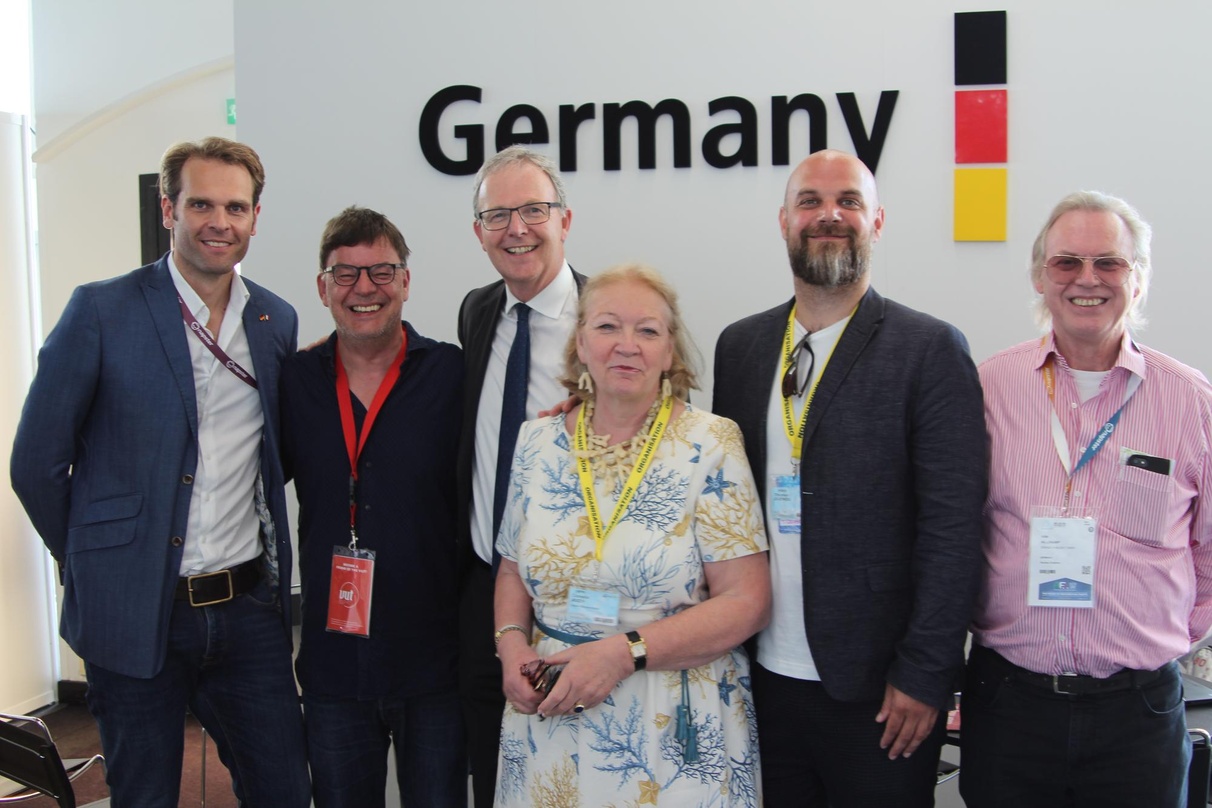 Europa zu Besuch am deutschen Gemeinschaftsstand (von links): die Verbandschefs Florian Drücke (Bundesverband Musikindustrie BVMI) und Jörg Heidemann (Verband unabhängiger Musikunternehmen...