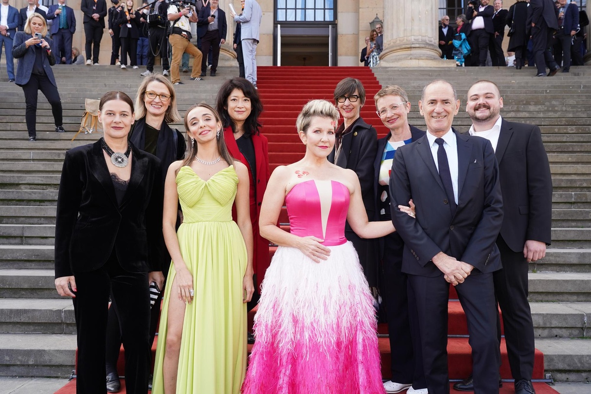 Beim Opus Klassik auf den Stufen des Berliner Konzerthauses (vorn, von links): Doreen Schimk (Co-President Warner Music Central Europe), die beiden Preisträgerinnen Lea Desandre und Joyce ...