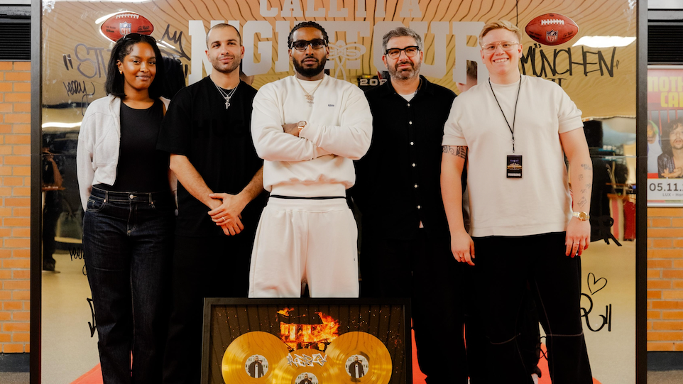 Mit dem Gold (von links): Sharon Alem (Produkt & Artist Managerin Two Sides), Pana Salem (Managing Director Reezy/Teenager Forever), Reezy, Daniel Malat (Senior Vice President Columbia Lab...