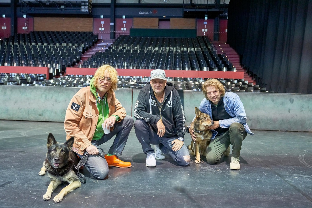 Vertrauten der tierischen Spürnase: Fury In The Slaughterhouse mit einem Corona-Hund