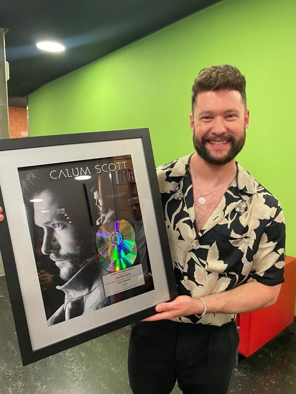 Sichtlich erfreut: Calum Scott mit seinem Doppel-Platin-Award