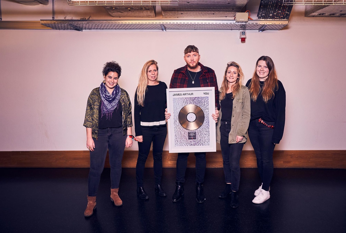 Trafen sich in Zürich (von links): Margaux Seidlitz (Product Manager International Sony Music Switzerland), Julie Born (Managing Director Sony Music Switzerland), James Arthur, Andrea Guje...
