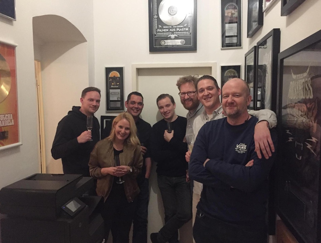 Besiegelten die gemeinsame Zusammenarbeit (von links): Jan Niklas Simonsen (Songwriter), Stefanie Rohn (A&R & Songplugging Manager We Publish Music), Steven Fritsch (Songwriter), Nico Meck...