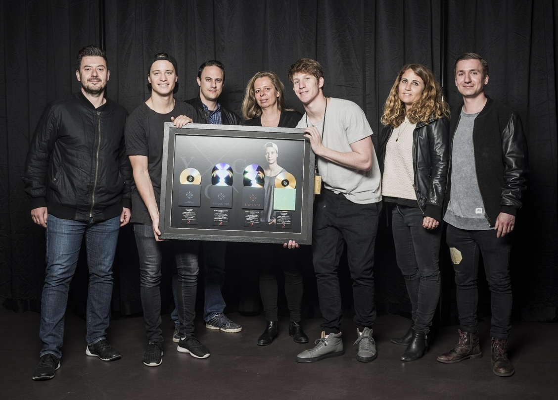 Feierten vier Edelmtalle auf einmal (von links): Maurizio Dottore (Director Marketing and A&R, Sony Music Switzerland), Kygo, Simon Müller (Director Sales and Business Development, Sony Mu...