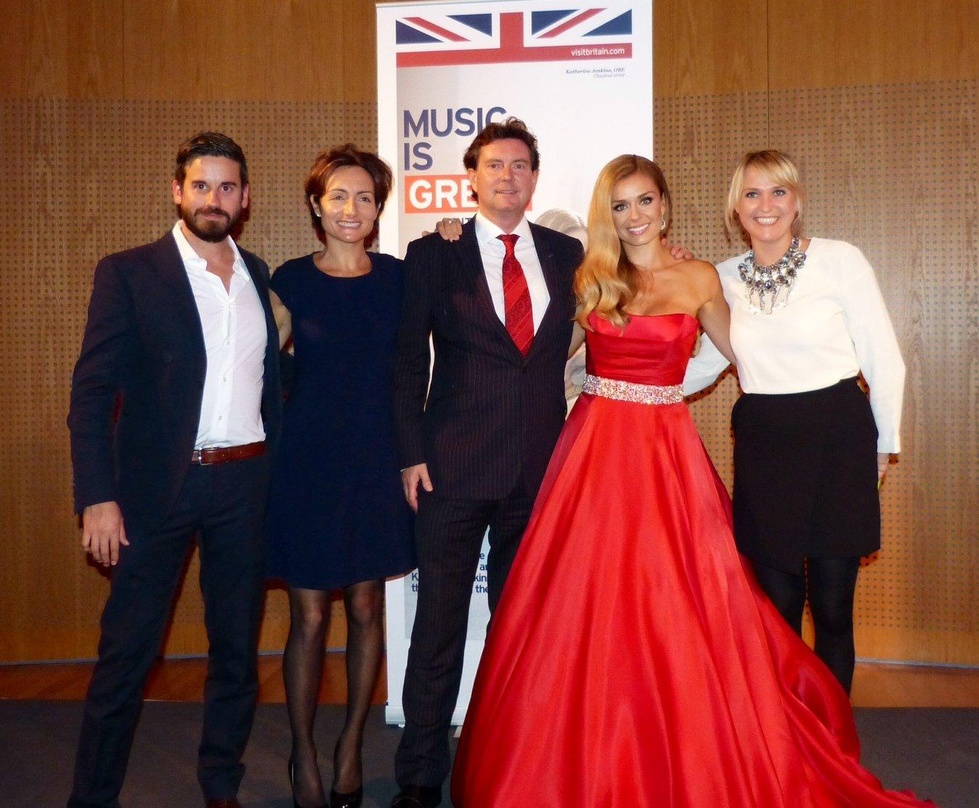 Beim Showcase der Deutschen Grammophon in der britischen Botschaft in Berlin (von links): Andreas Brandis (Product Manager Deutsche Grammophon), Tara Joseph (Managerin Katherine Jenkins), ...