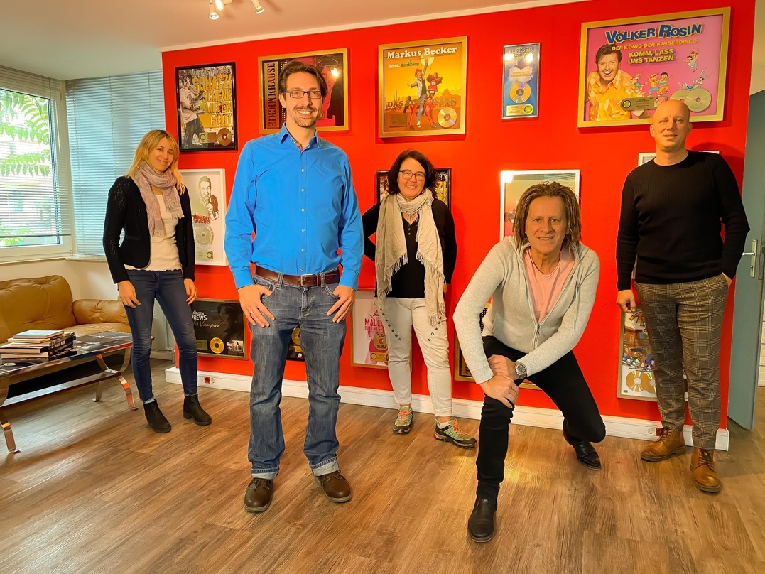 Machten die Partnerschaft perfekt (von links): Sabrina Wolf, DJ Fosco, Sandra Kohl, Mike Rötgens und Manfred Rolef.