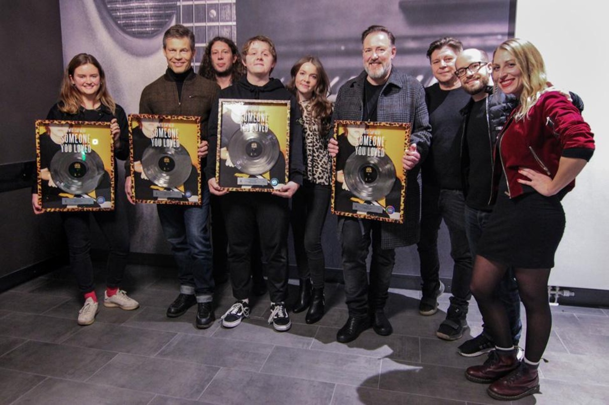 Erfolgsverwöhnt: Lewis Capaldi (4. von links) und sein Team