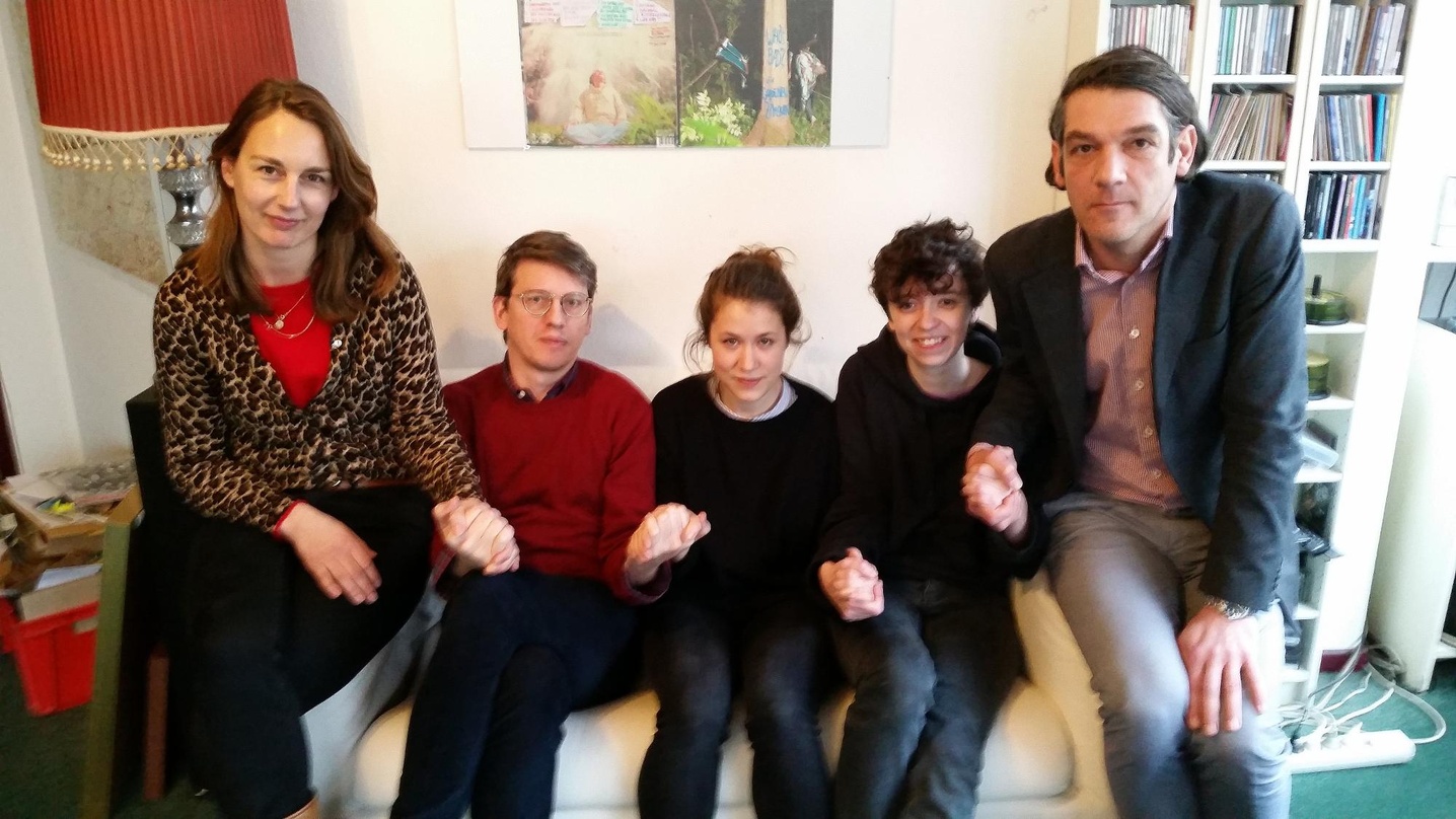 Besiegelten ihre Zusammenarbeit (von links): Friederike Meyer, Stephan Rath (beide Buback), Fritzi Ernst, Daniela Reis (beide Schnipo Schranke) und Thorsten Seif (Buback)