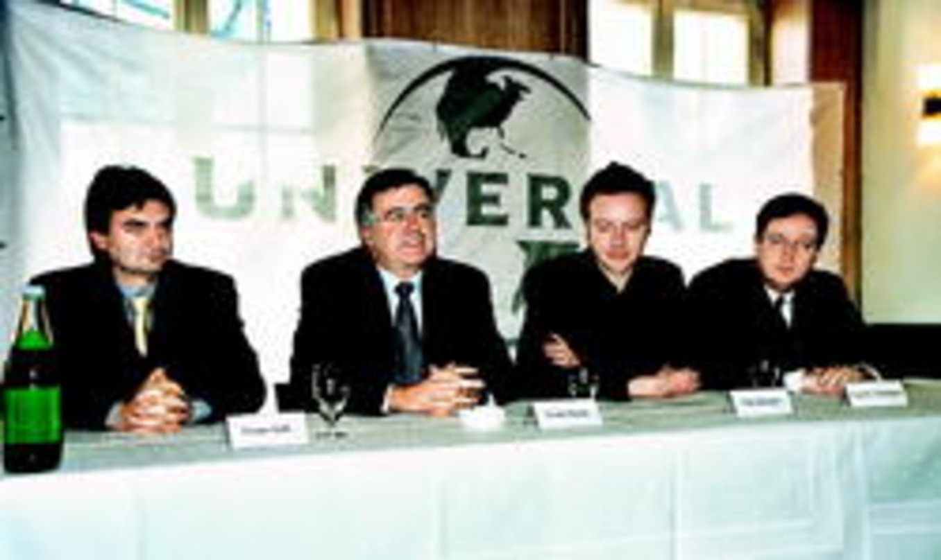 Bei der Bekanntgabe der Koch-Übernahme im Februar 2002 (v.l.n.r.): Franz Selb mit Franz Koch, Tim Renner und Victor Antippas