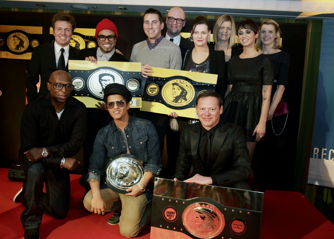 Bei der Gold-Verleihung im Regent Hotel: Bruno Mars (M.) und sein Warner-Team||Bei der Gold-Verleihung im Regent Hotel traf Bruno Mars sein Warner-Team (hinten, v.l.n.r.): Bernd Dopp (Chai...