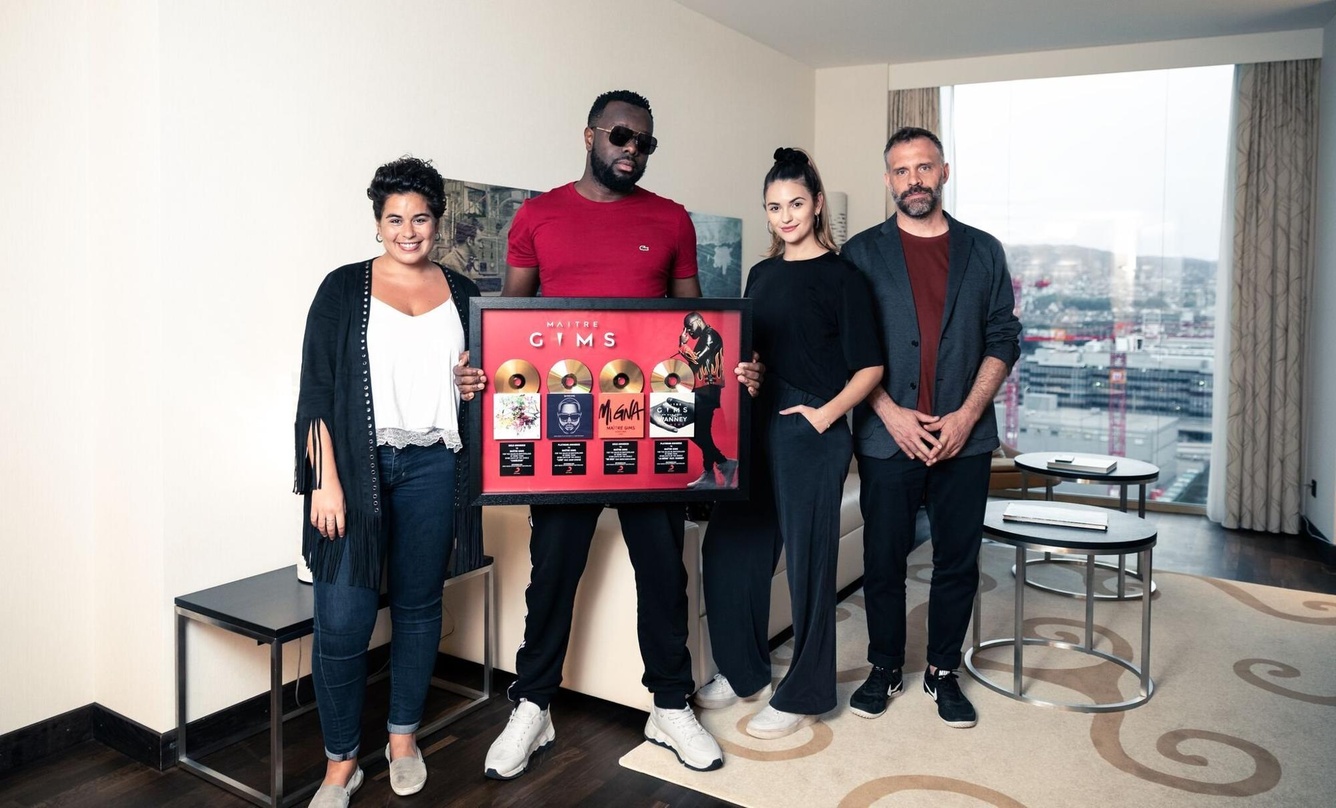Vereint zur Edelmetallübergabe (von links): Margaux Seidlitz (Product Manager Sony Music Switzerland), Maître Gims, Iva Saravanja (Promotion Manager Sony Music Switzerland) und Stefan Fric...