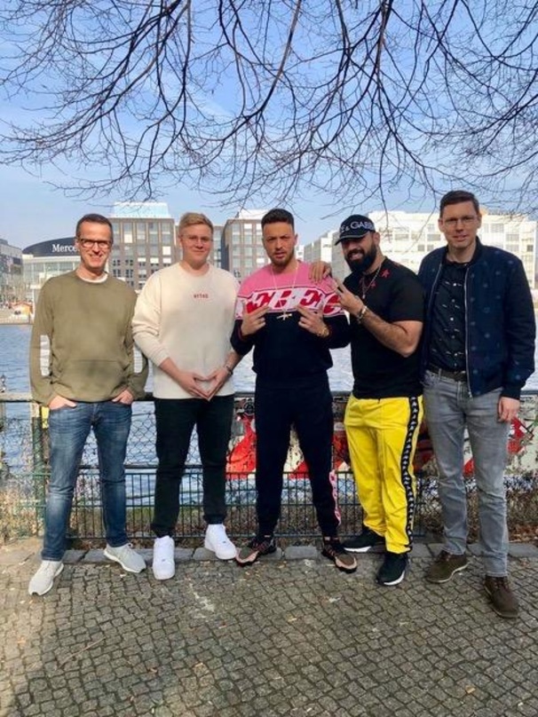Bei der Vertragsverlängerung (von links): Frank Stratmann (Geschäftsführer Groove Attack), Lucas Teuchner (Geschäftsführer TwoSides), Azet, Zuna (beide KMN Gang) und Thorsten Freese (Gesch...