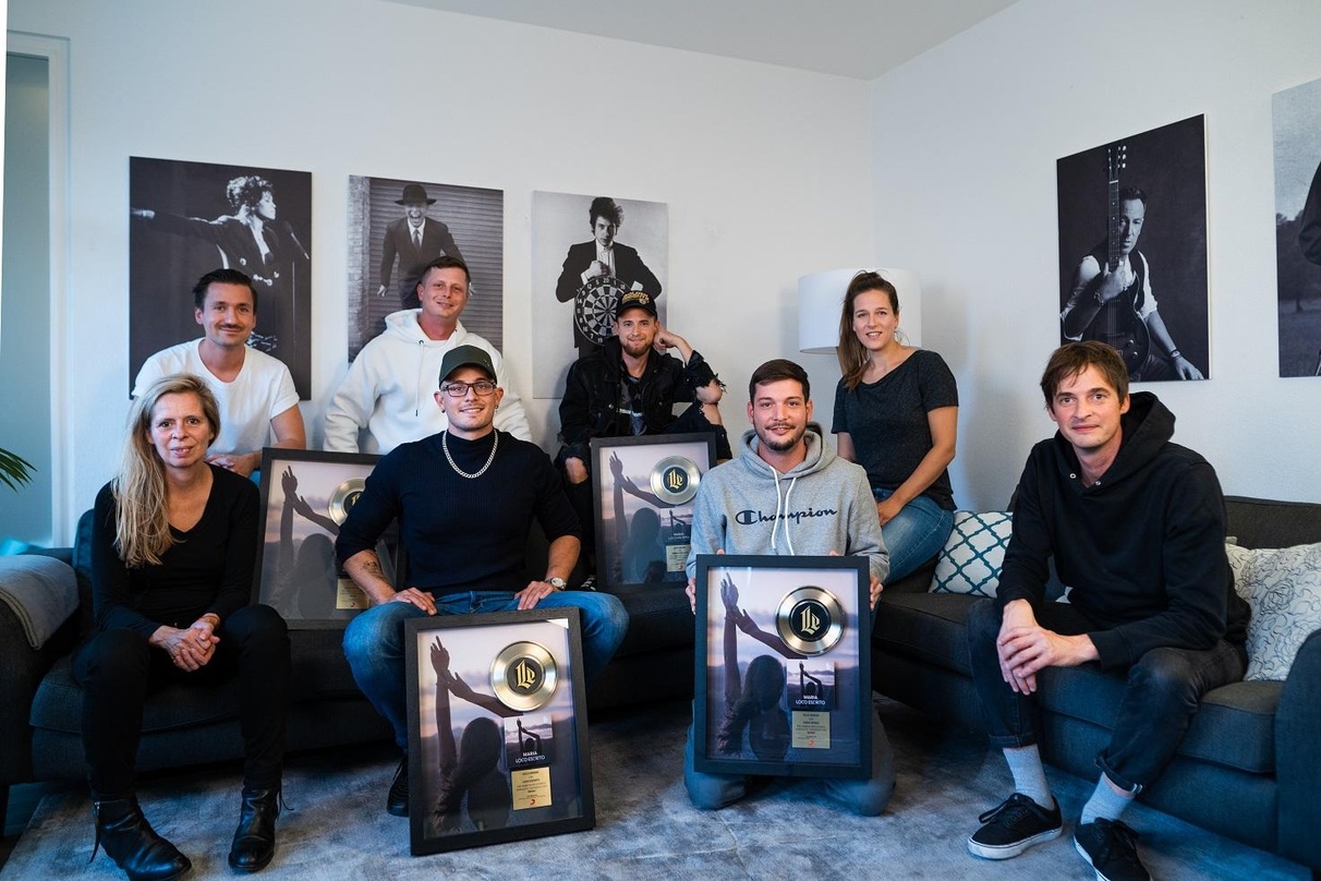 Bei der Gold-Verleihung: Loco Escrito (4. von links) und sein Team