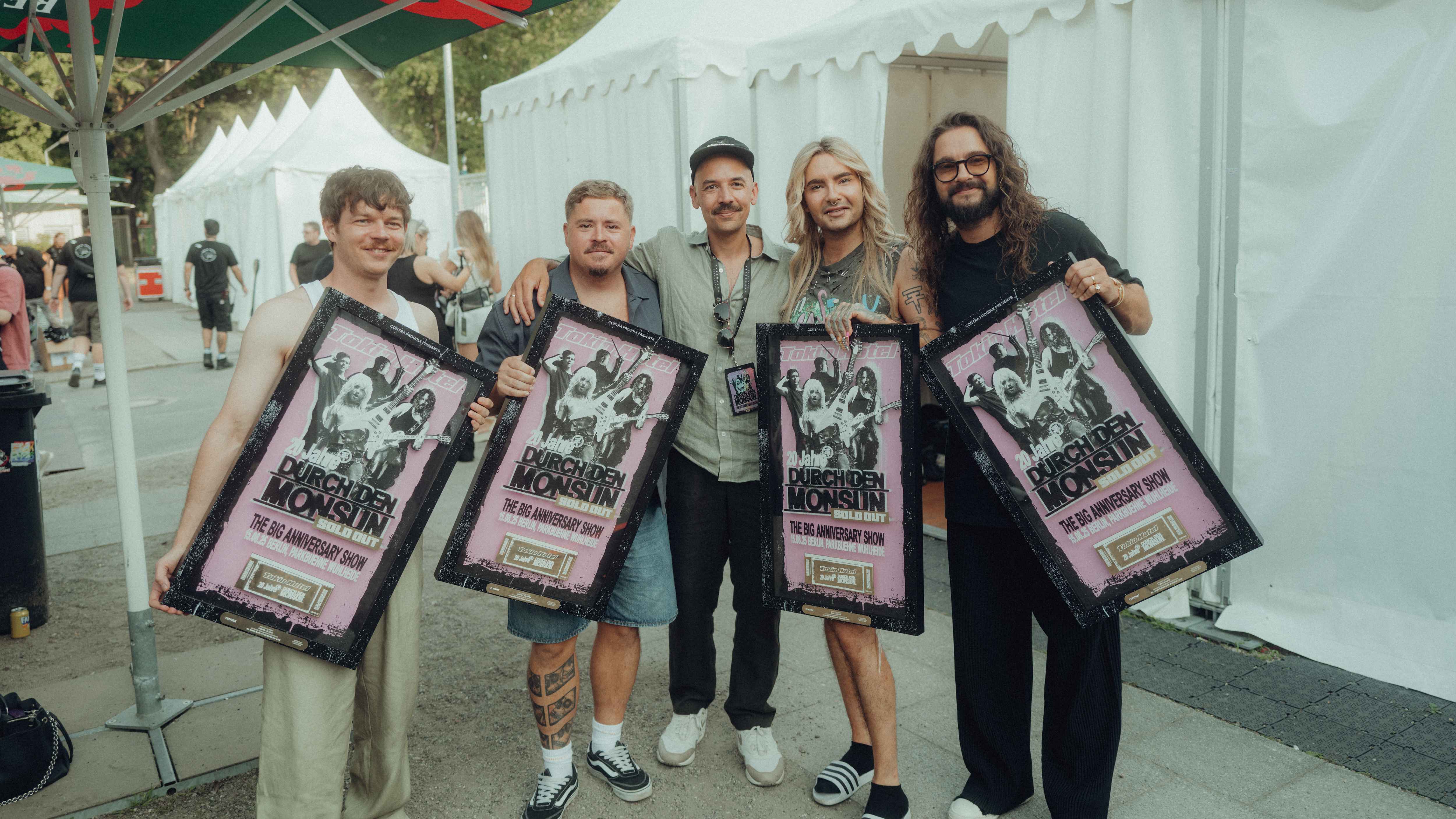 Backstage (von links): Georg Listing (Bass), Gustav Schäfer (Schlagzeug), Manuel Carvalho (Geschäftsführung Contra), Bill Kaulitz (Gesang) und Tom Kaulitz (Gitarre, Synthesizer).