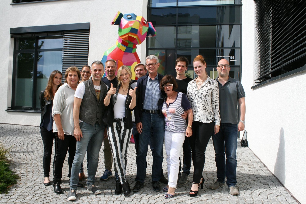 Neue Partner: Linda Hesse (6. von links) mit ihrem Team von Electrola und Starwatch sowie Management und Produzent