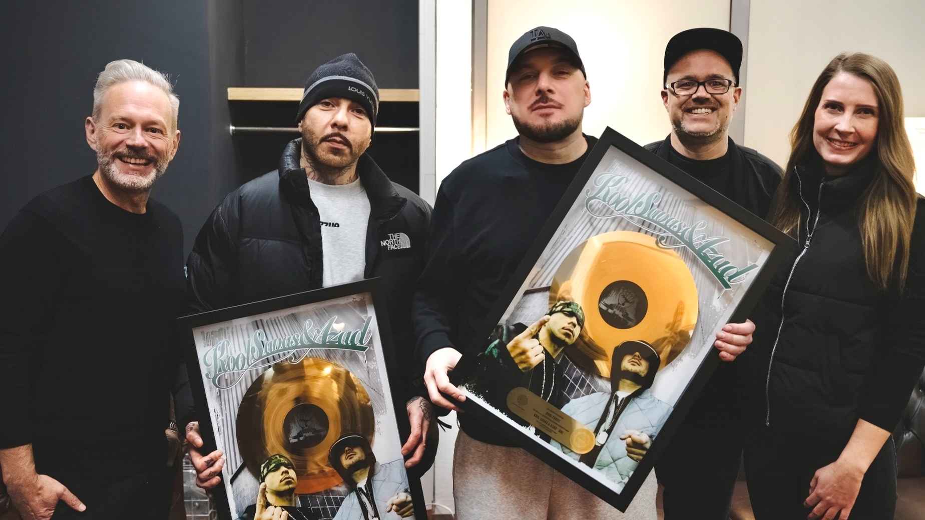Feiert am 50. Geburtstag von Kool Savas den Jubiläumserfolg von "One" (von links): Thorsten Sack (VP Catalog & 1991 Sony Music), Azad, Kool Savas, Michael Schmitz (MS4L) und Eva Ruppenthal...