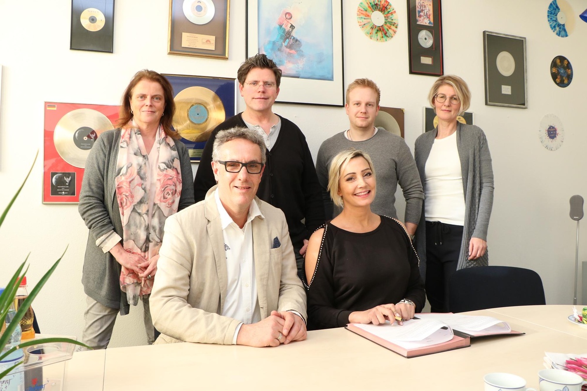 Bei der Vertragsunterzeichnung: Pallas- und da-music-Geschäftsführer Holger Neumann (vorn links), Tanja Lasch (vorn rechts) sowie (hinten von links) Martina Lohmeyer, Frank Haberland, Mark...