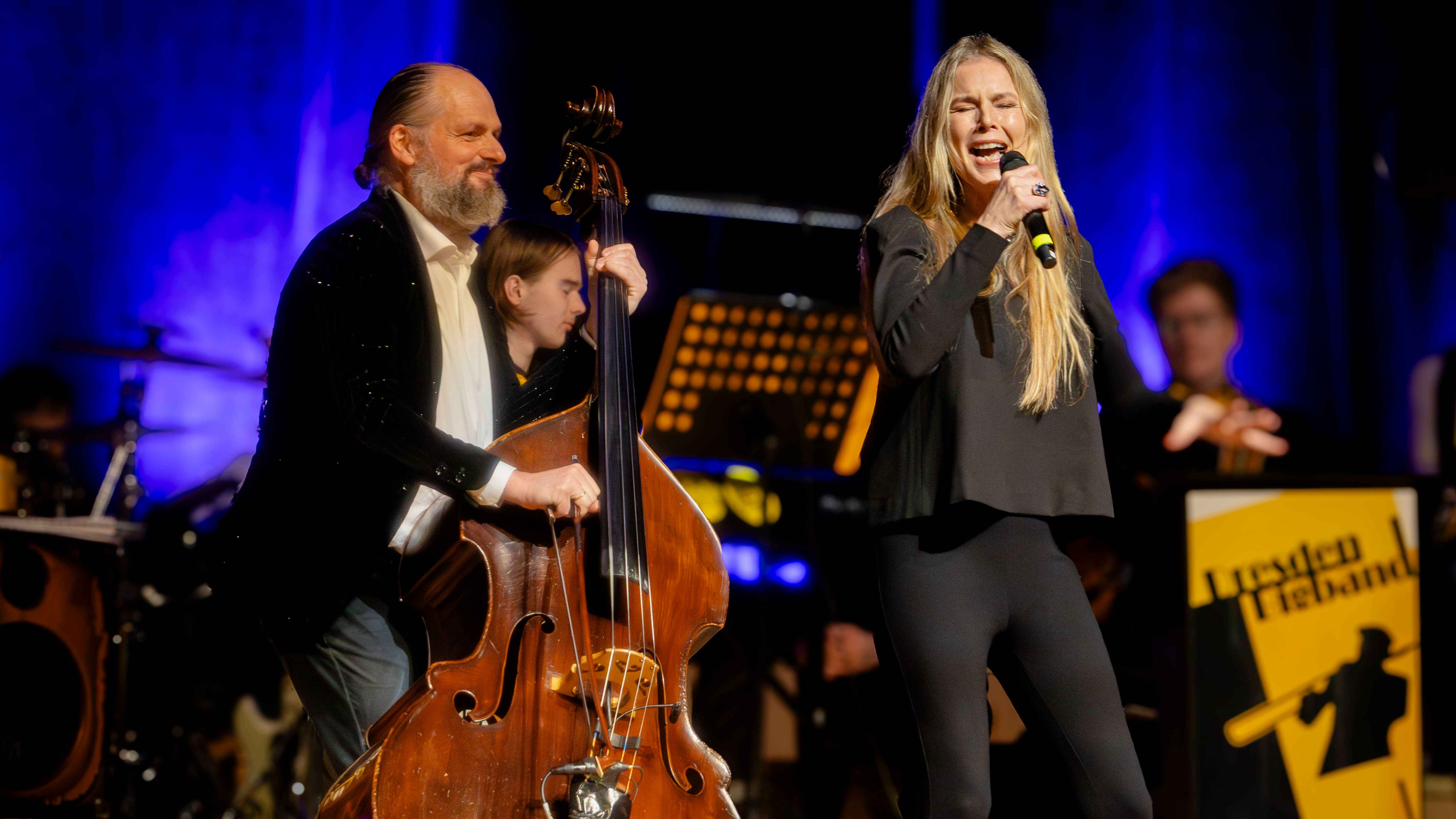 Spielte beim Benefizkonzert zugunsten der Dresdner Jazztage: Rebekka Bakken (rechts) mit der Dresden BigBand und Bassist Kilian Forster (rechts).
