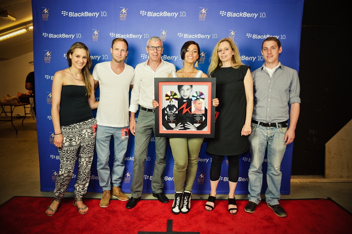 Bei der Verleihung (von links): Catherine Watt (Promotion Manager Sony Music Switzerland), Andreas Schaupp (Key Account Manager Digital Sony Music Switzerland), Hugo Stettler (Director Sal...