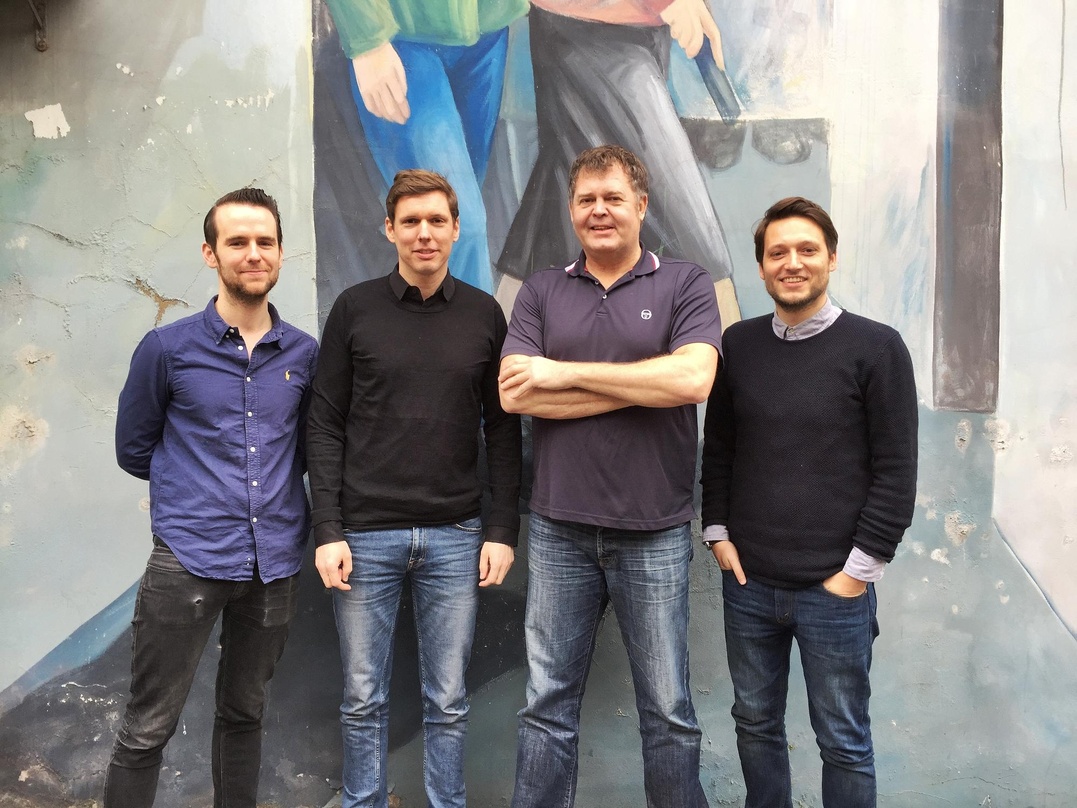 Vereinbarten einen Vertriebsdeal (von links): Hampus Kivimäe, Thorsten Freese, Peter "Babs" Ahlqvist und Matthias Brinkmann