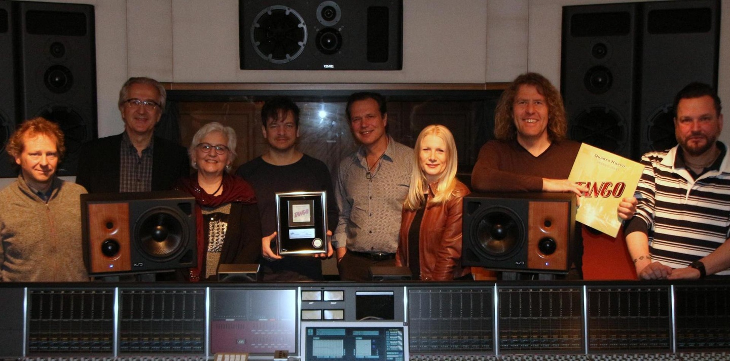 Feierten in den den Dorian Gray Studios in Eichenau (von links): Andreas Hinterseher (Quadro Nuevo), Georg Löffler (GLM Music), Michèle Claveau (GLM Music), Chris Gall, Mulo Francel, Evely...