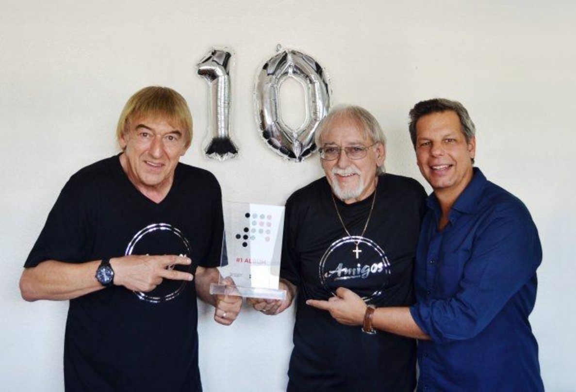 Da kommt Freude auf (von links): die Amigos Bernd und Karl-Heinz Ulrich sowie Telamo-Chef Ken Otremba mit dem Nummer eins Award zum zehnten Spitzenreiter des Brüder-Duos
