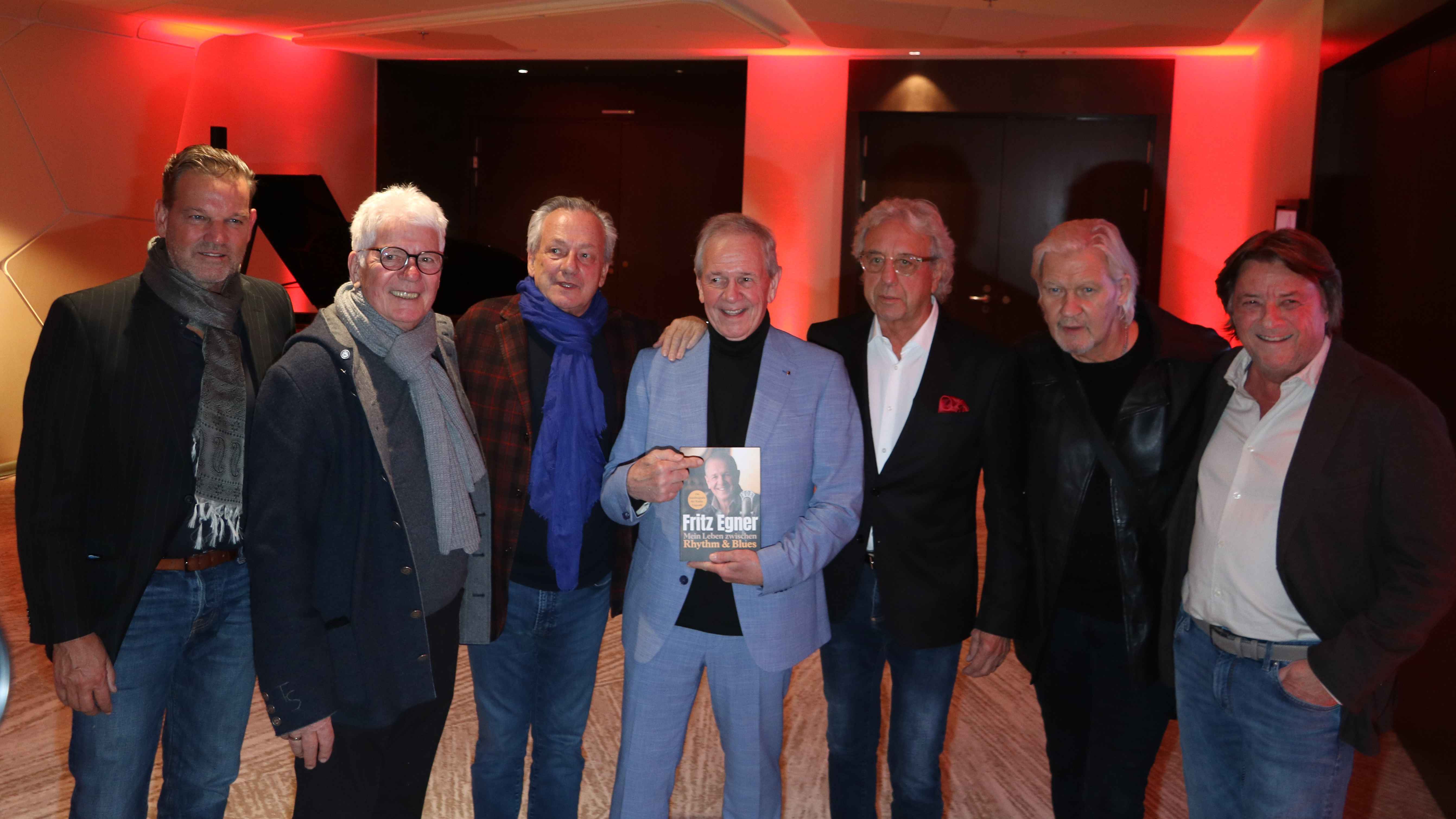 Bei der Buchpräsentation (von links): Kai Böcking, Thomas M. Stein, Franz Prinz von Auersperg, Fritz Egner, Bernie Paul, Johnny Logan und Georg Dingler.