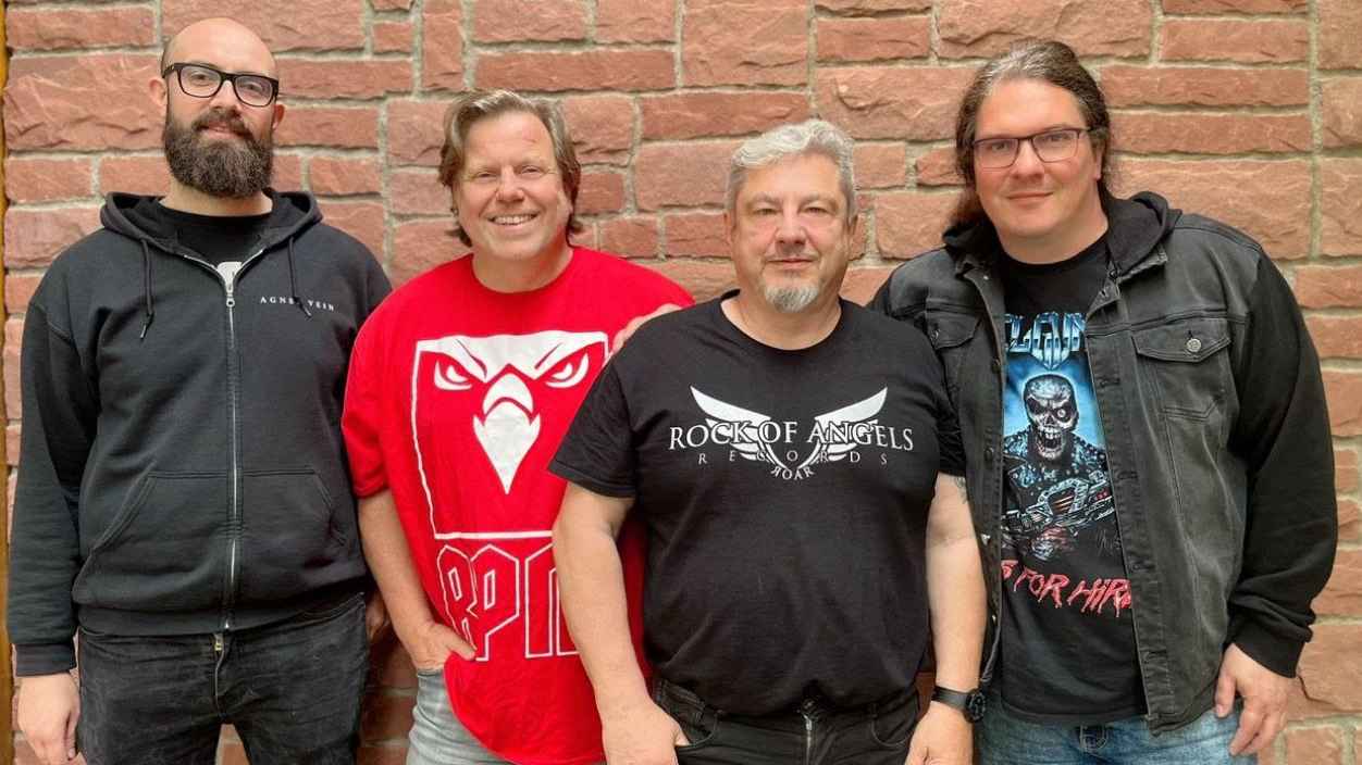 1652d115 9153 4cd7 80b3 d4e9dd5ee710 Bilden nun ein Team (von links): Lambros Kokkinos (Produktmanager), Jochen Richert (Geschäftsführer), Akis Kosmidis (Berater) und Markus Wosgien (Labelmanager).