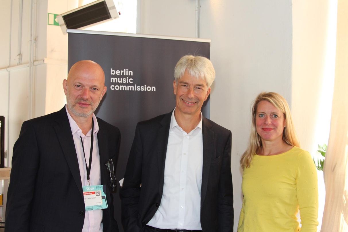 Schulterschluss bei Most Wanted: Music in der Alten Münze (von links): Olaf Kretschmar (Vorstandsvorsitzender Berlin Music Commission), Staatssekretär und Keynote-Redner Frank Nägele und N...